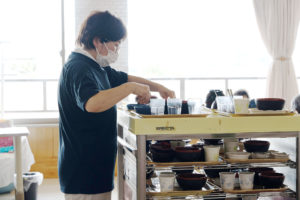 お食事配膳　秋桜　入所サービス　栃木県那須塩原市